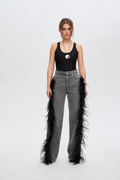 Wide jeans with feathers