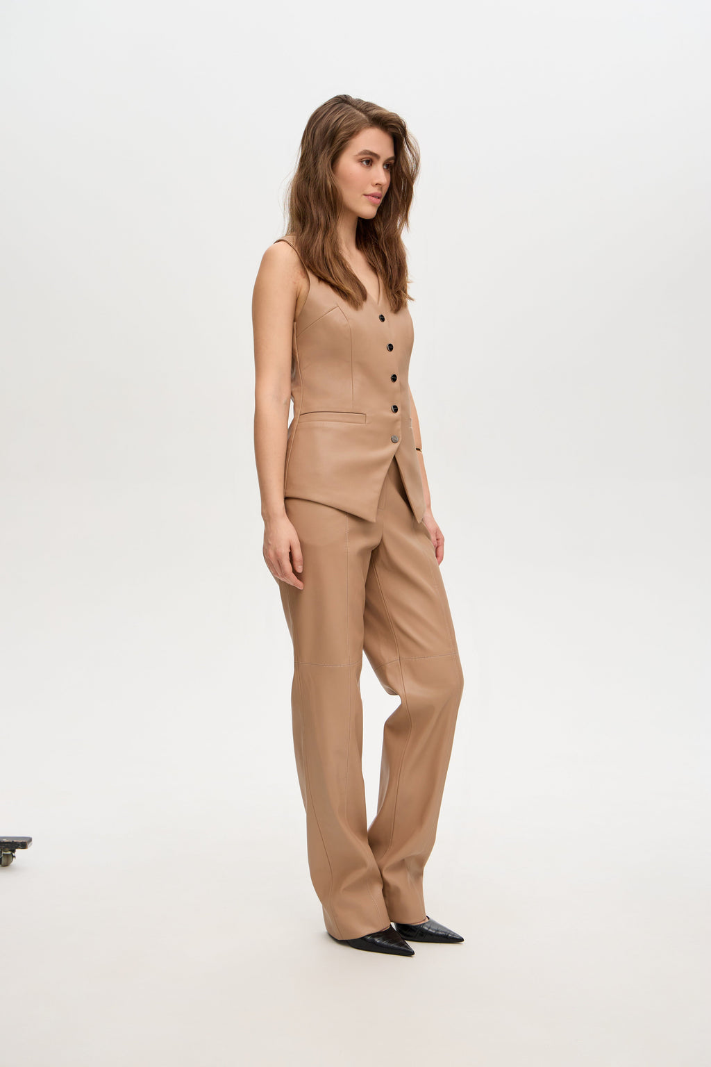 Trousers with undercuts